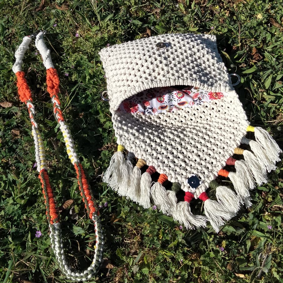 Descubre nuestro bolso de macramé alegría