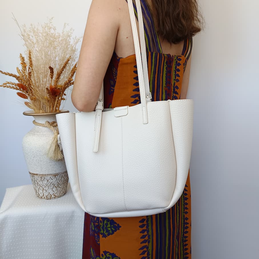 Bolso grande beige de cuero sintético con bolsito extraíble
