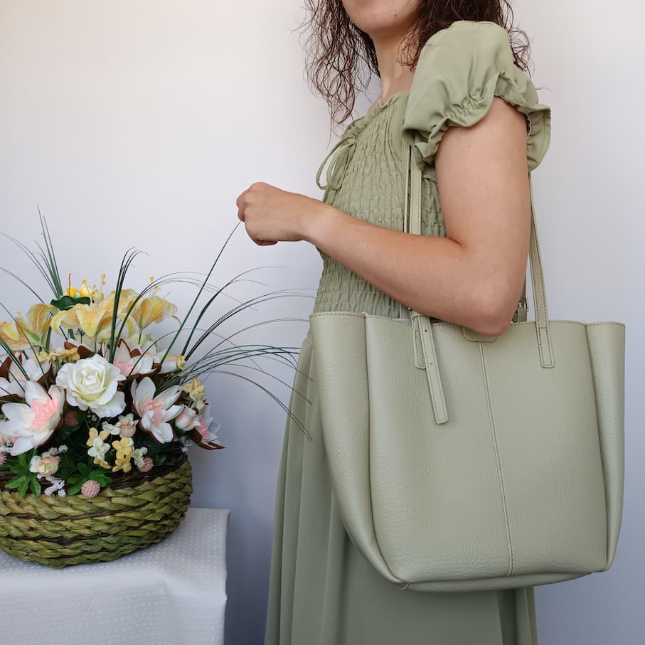 Bolso grande verde claro de cuero sintético con bolsito extraíble