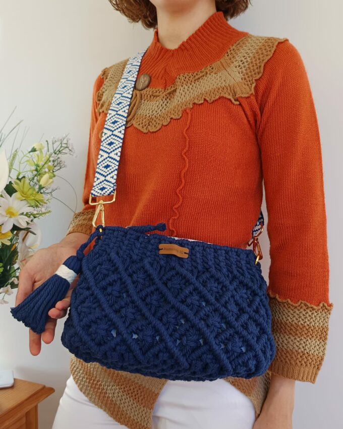 Bolso azul marino de macramé con diseño de diamantes