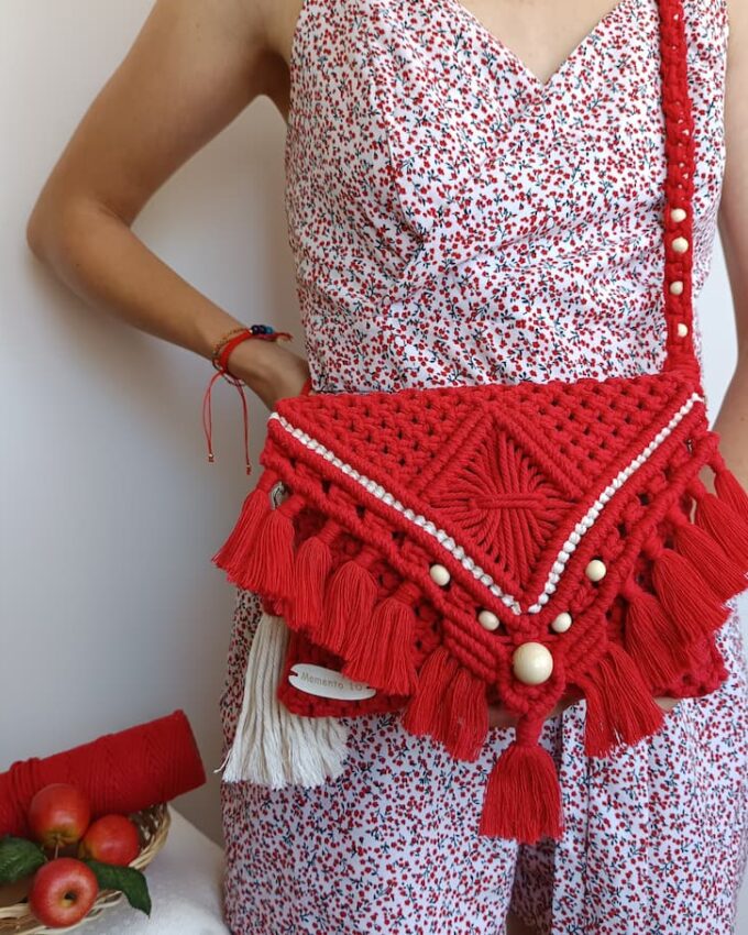 Bolso rojo de macramé con diseño de rombo en la solapa, flecos y cuentas de madera beige