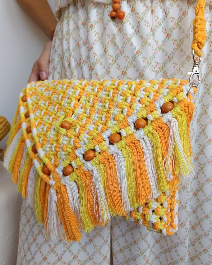 Bolso boho beige, naranja y amarillo con cuentas de madera