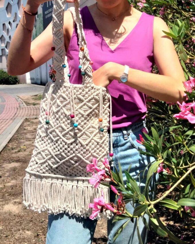 Tote bag de macramé beige con flecos y cuentas de colores