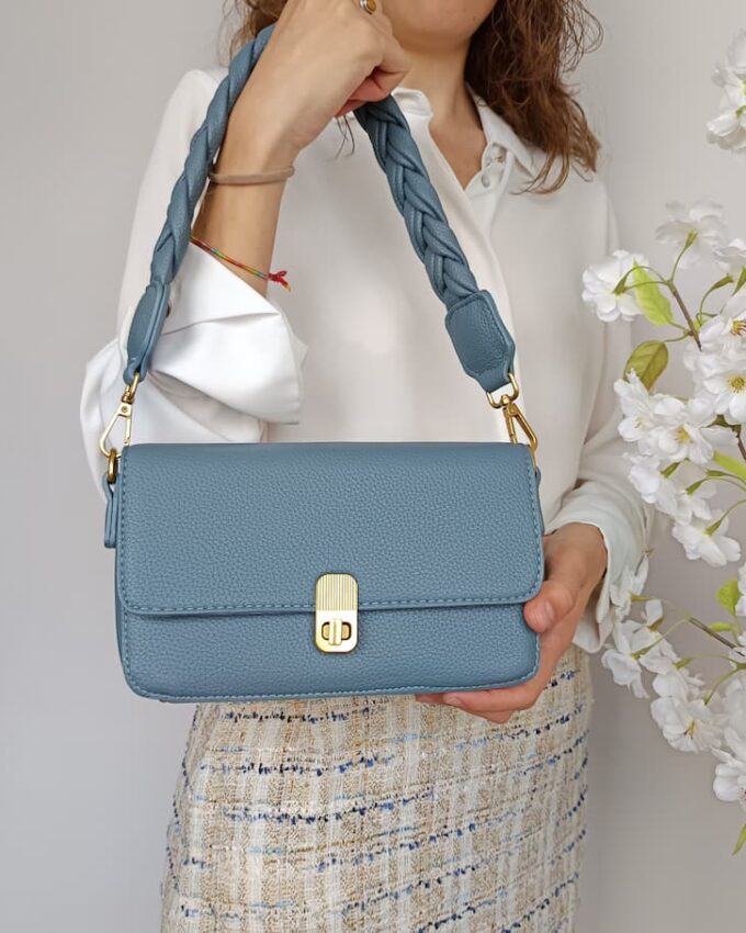 Bolso de cuero sintético azul con asa trenzada