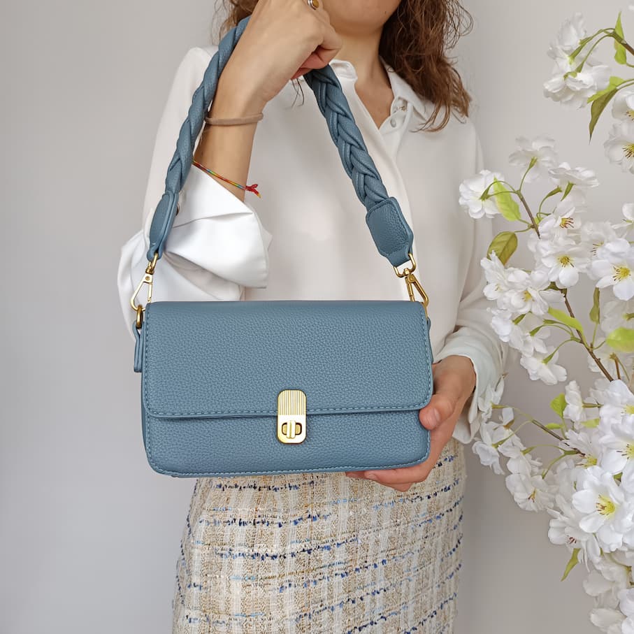 Bolso de cuero sintético azul con asa trenzada