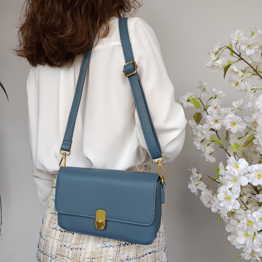 Bolso de cuero sintético azul con asa trenzada - Imagen 4
