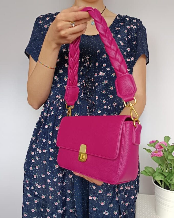 Bolso de cuero sintético rosa fucsia con asa trenzada