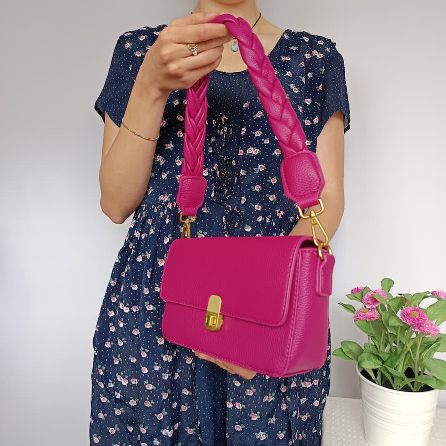 Bolso de cuero sintético rosa fucsia con asa trenzada