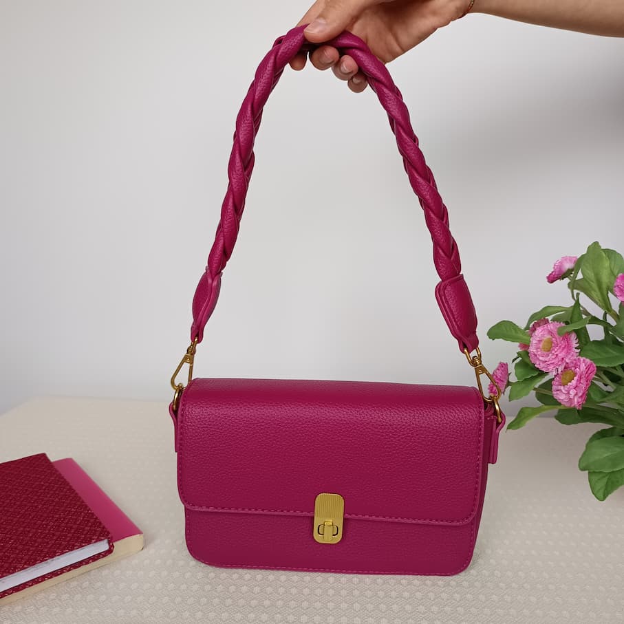 Bolso de cuero sintético rosa fucsia con asa trenzada - Imagen 3