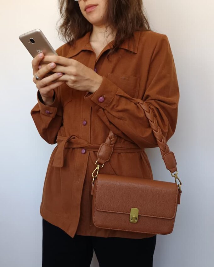 Bolso de cuero sintético con asa trenzada marrón