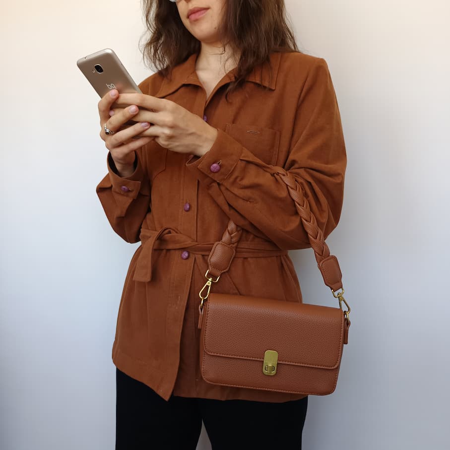 Bolso de cuero sintético con asa trenzada marrón