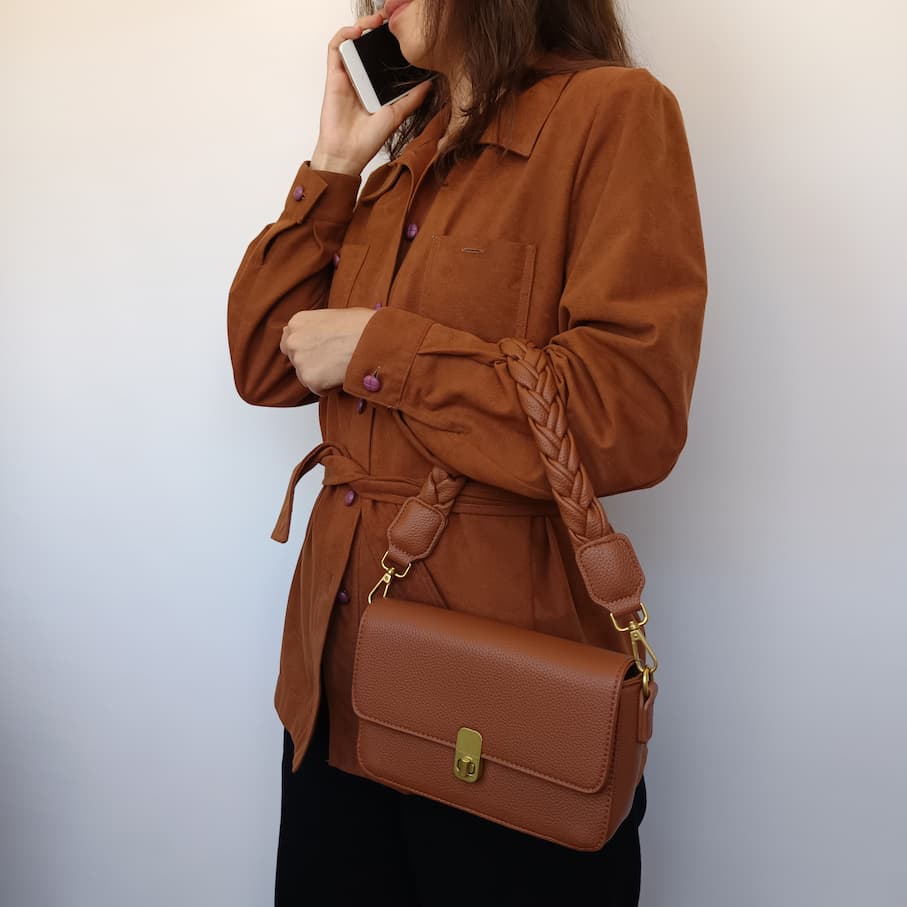 Bolso de cuero sintético con asa trenzada marrón - Imagen 4