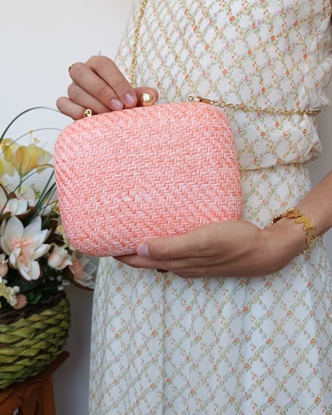 Bolso fiesta de rafia rosa palo con cadena dorada