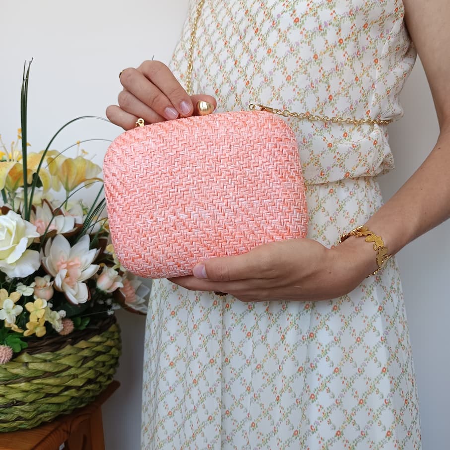 Bolso fiesta de rafia rosa palo con cadena dorada