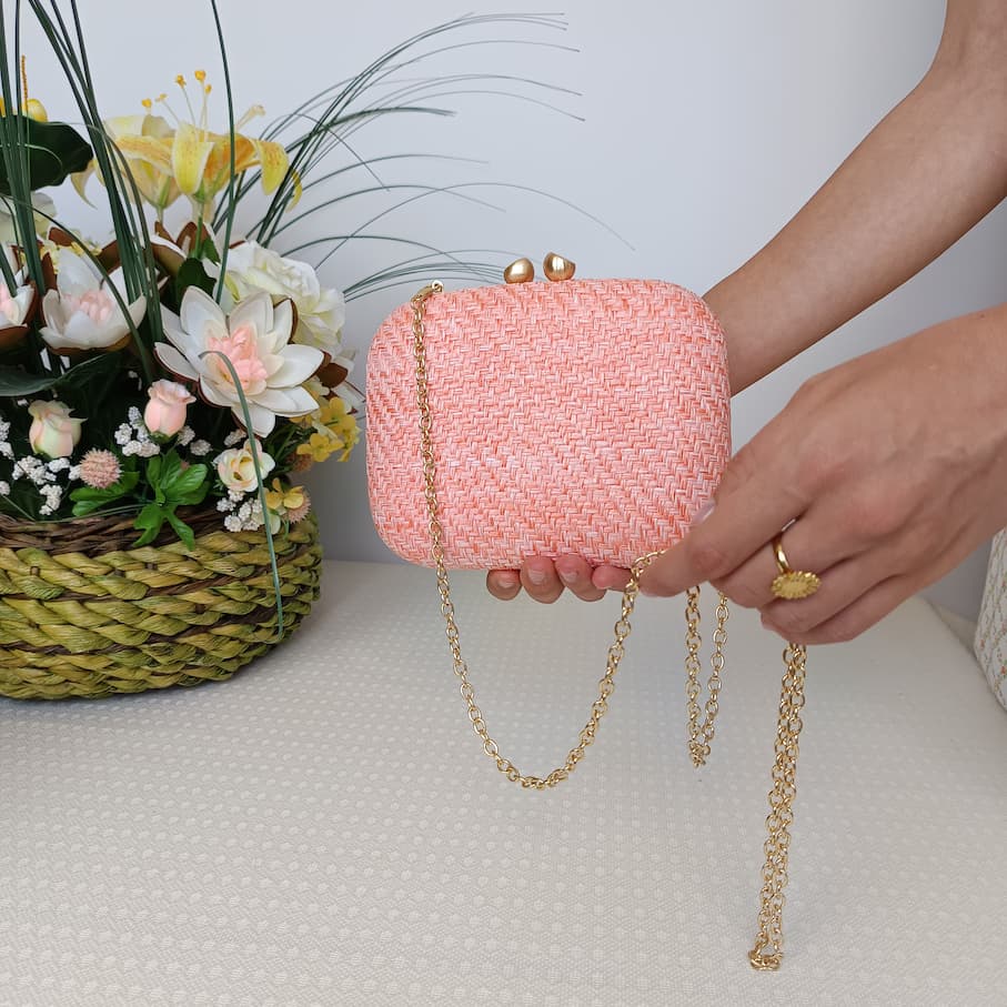 Bolso fiesta de rafia rosa palo con cadena dorada - Imagen 3