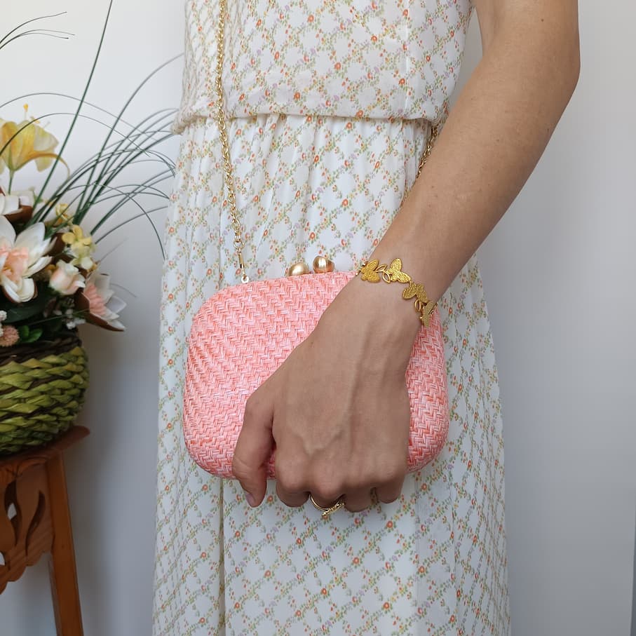 Bolso fiesta de rafia rosa palo con cadena dorada - Imagen 4