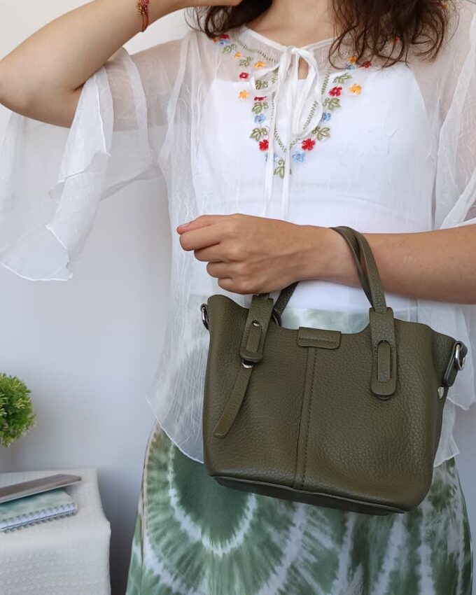 Bolso de cuero sintético rugoso verde con bolsito extraíble