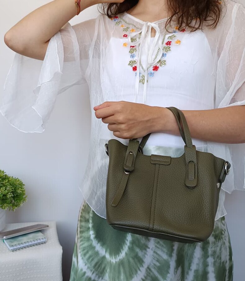 Bolso de cuero sintético rugoso verde con bolsito extraíble