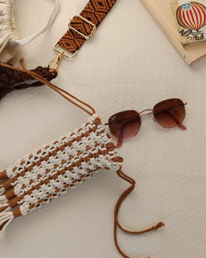 Funda de gafas de macramé beige y marrón con flecos