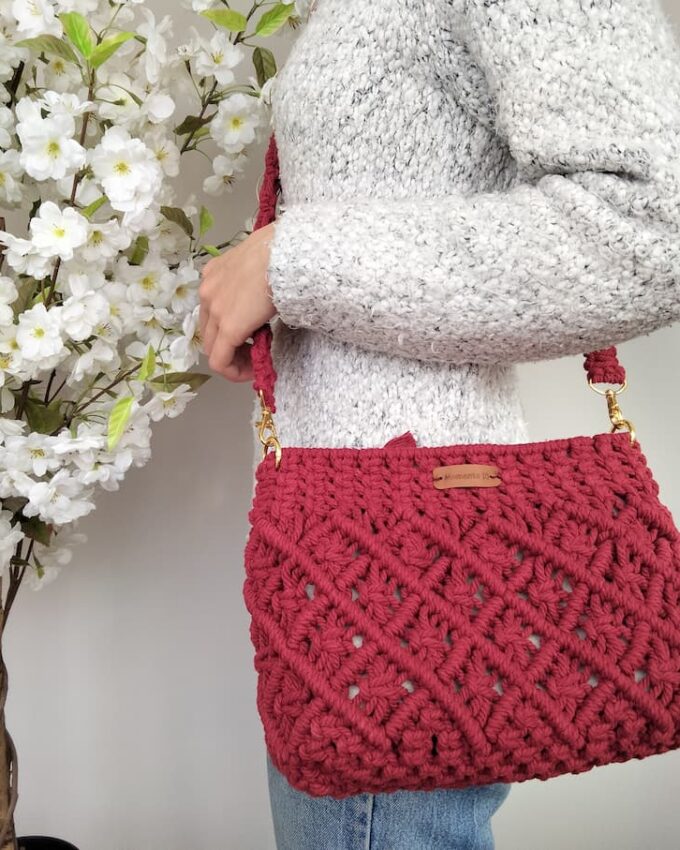 Bolso de macramé burdeos estilo bohemio con asa tejida a mano