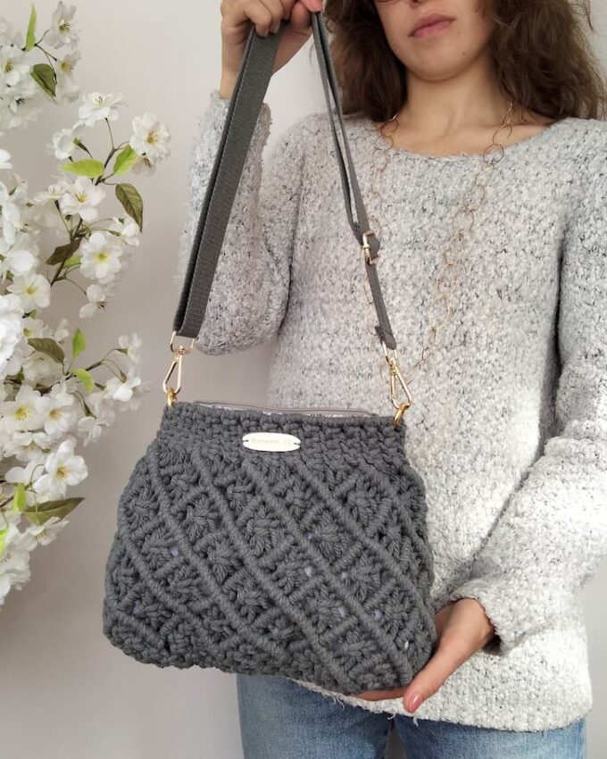 Bolso gris de macramé con diseño de rombos