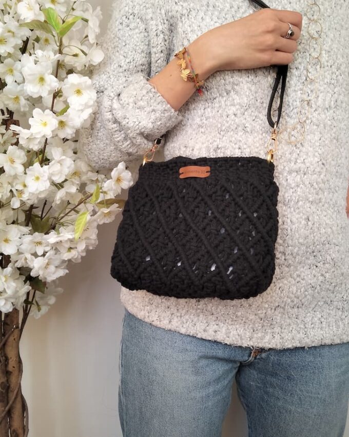 Bolso negro de fiesta estilo boho hecho a mano