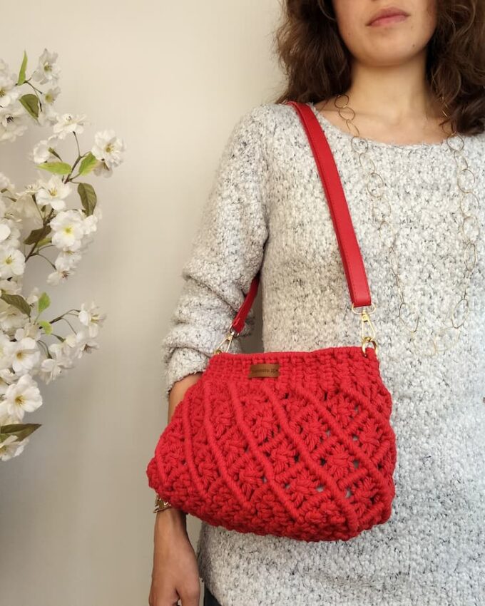 Bolso rojo de macramé de estilo bohemio con diseño de diamantes