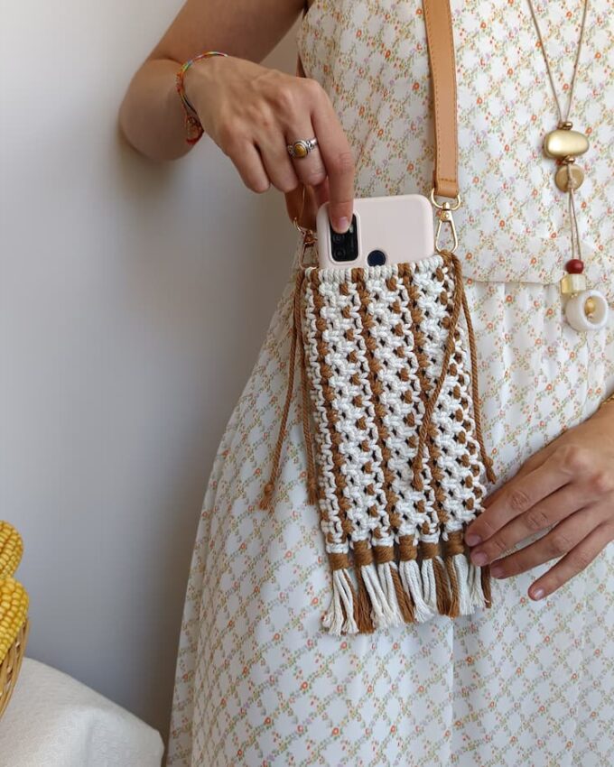 Porta móvil de macramé jaspeado beige y marrón