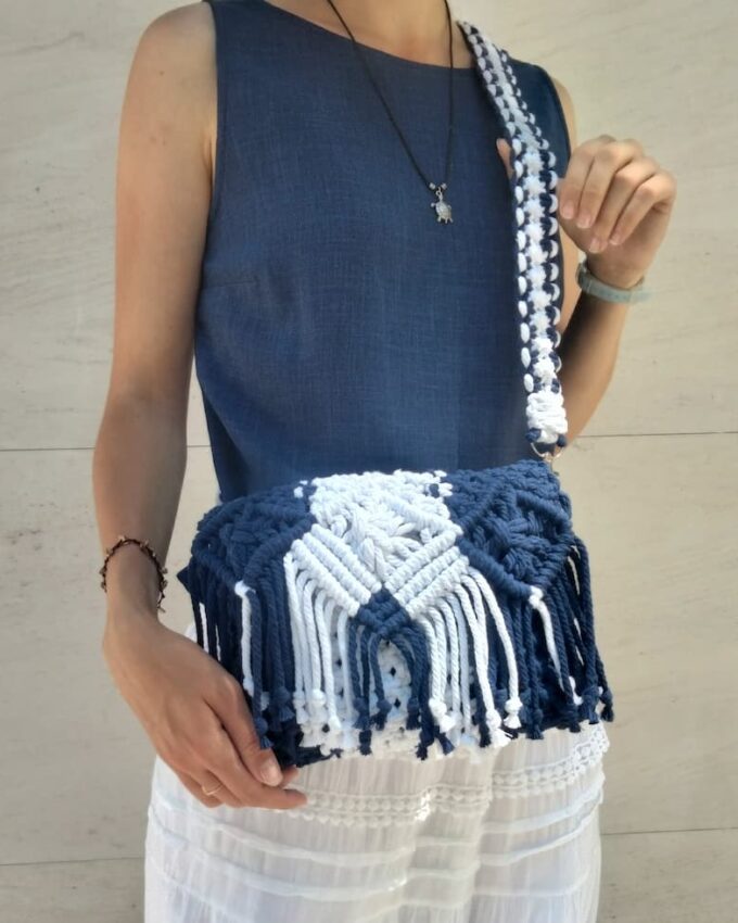 Bolso de macramé con solapa de franjas azul marino y blanco