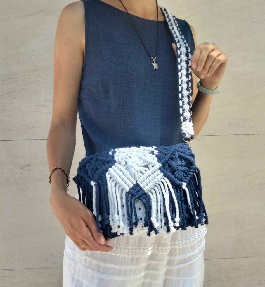 Bolso de macramé con solapa de franjas azul marino y blanco