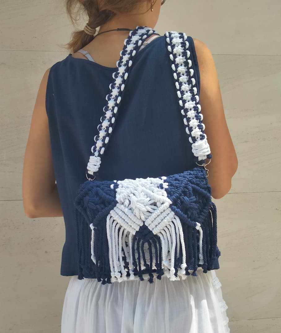 Bolso de macramé con solapa de franjas azul marino y blanco - Imagen 3