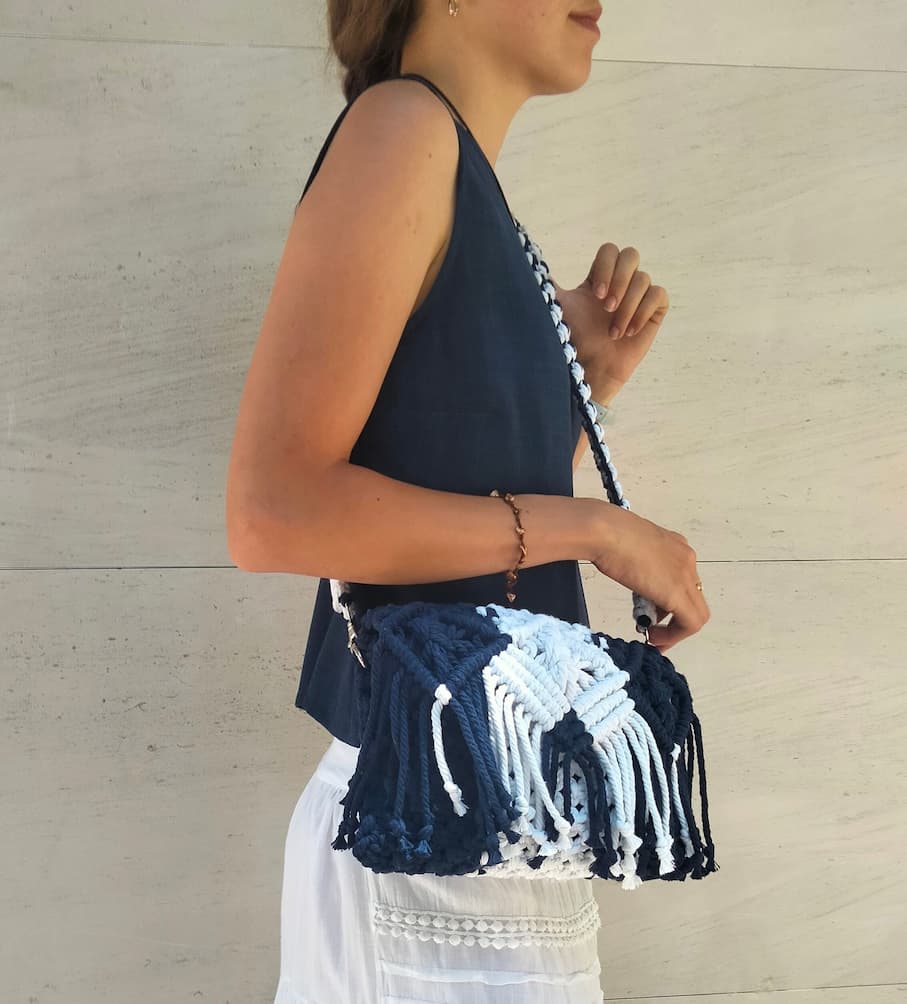 Bolso de macramé con solapa de franjas azul marino y blanco - Imagen 4