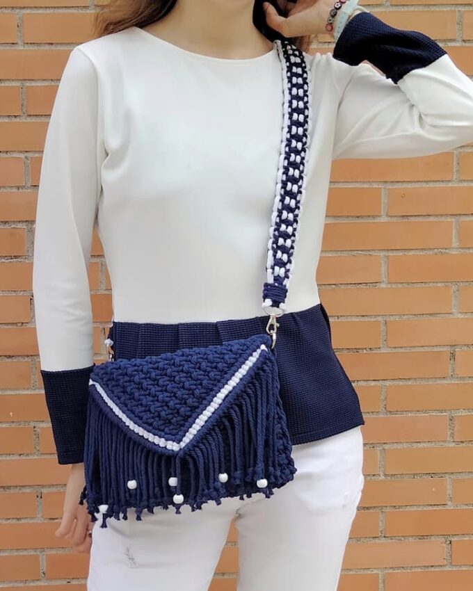 Bolso azul marino y blanco de macramé con flecos