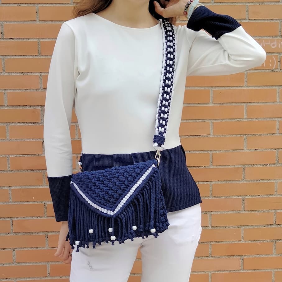 Bolso azul marino y blanco de macramé con flecos