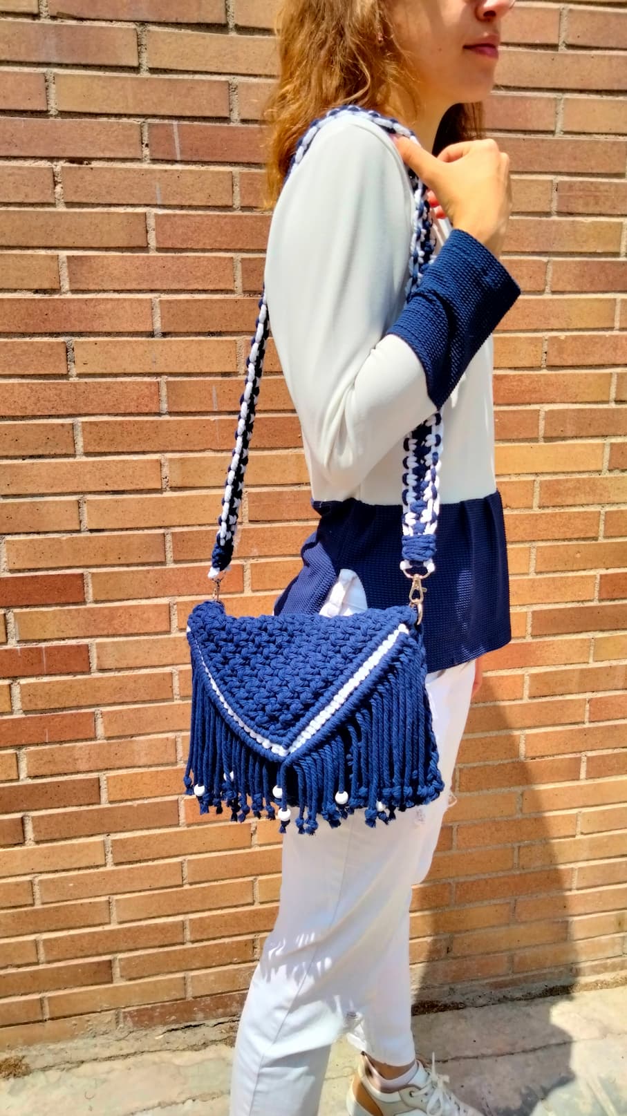 Bolso azul marino y blanco de macramé con flecos - Imagen 3