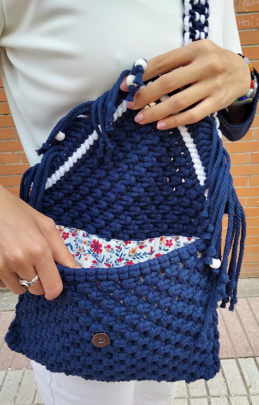 Bolso azul marino y blanco de macramé con flecos - Imagen 4