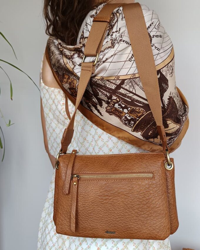 Bolso de cuero sintético marrón con nueve compartimentos
