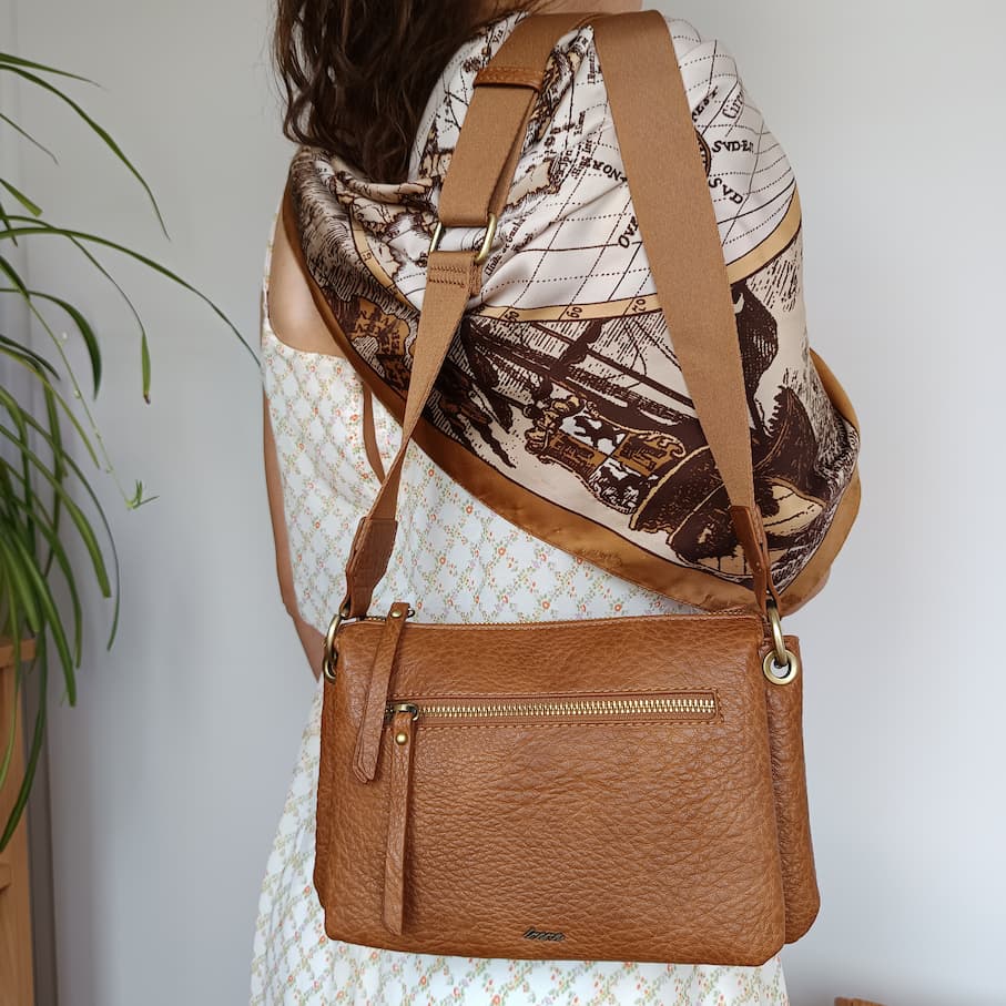 Bolso de cuero sintético marrón con nueve compartimentos