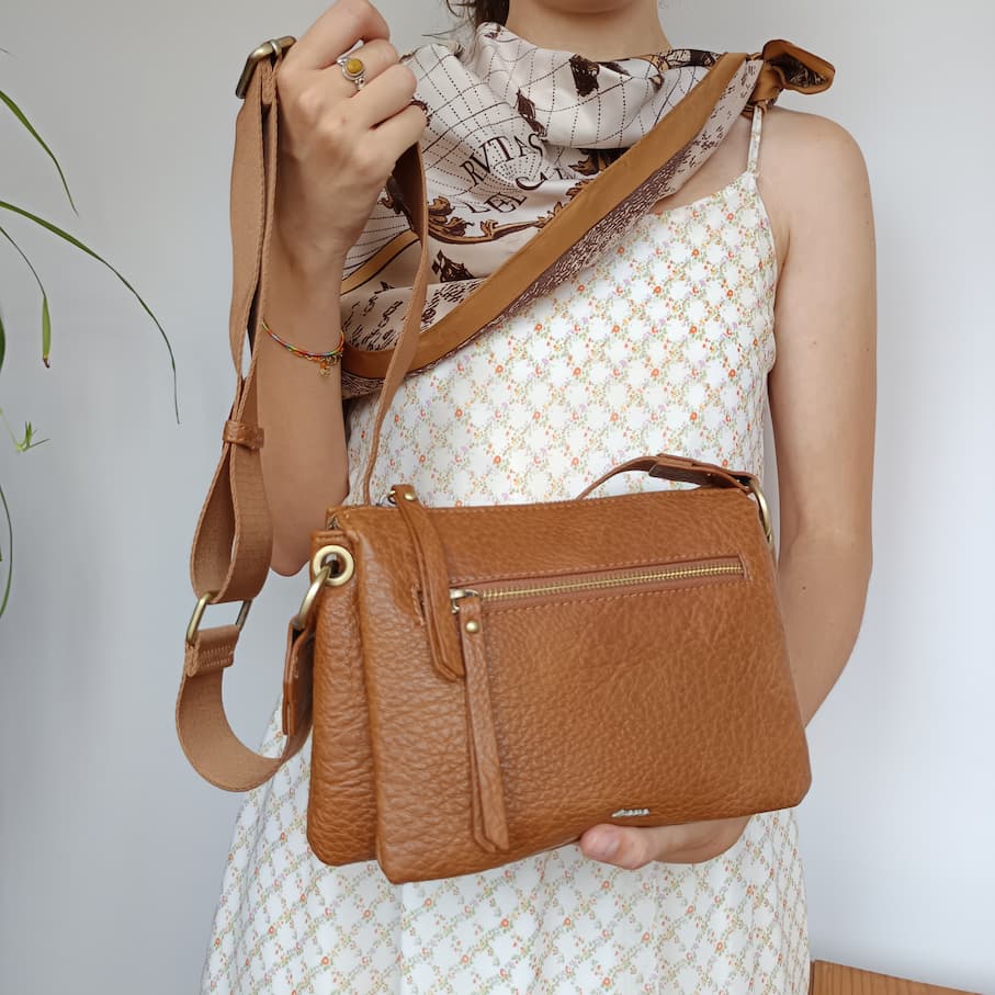 Bolso de cuero sintético marrón con nueve compartimentos - Imagen 3