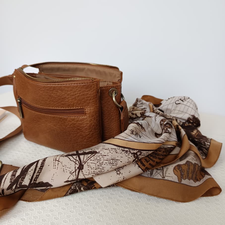 Bolso de cuero sintético marrón con nueve compartimentos - Imagen 4