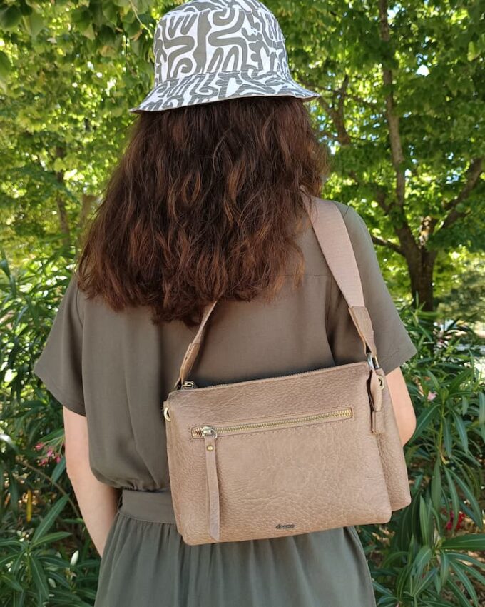 Bolso de cuero sintético marrón claro con nueve compartimentos