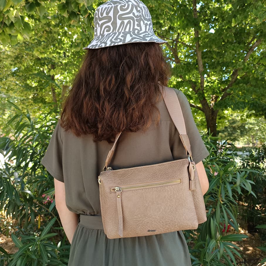 Bolso de cuero sintético marrón claro con nueve compartimentos