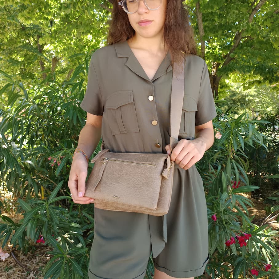 Bolso de cuero sintético marrón claro con nueve compartimentos - Imagen 4