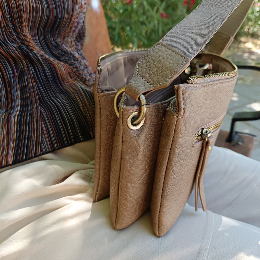Bolso de cuero sintético marrón claro con nueve compartimentos - Imagen 3