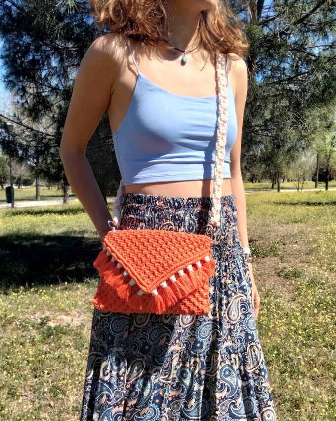 Bolso naranja de macramé con flecos beige en la solapa