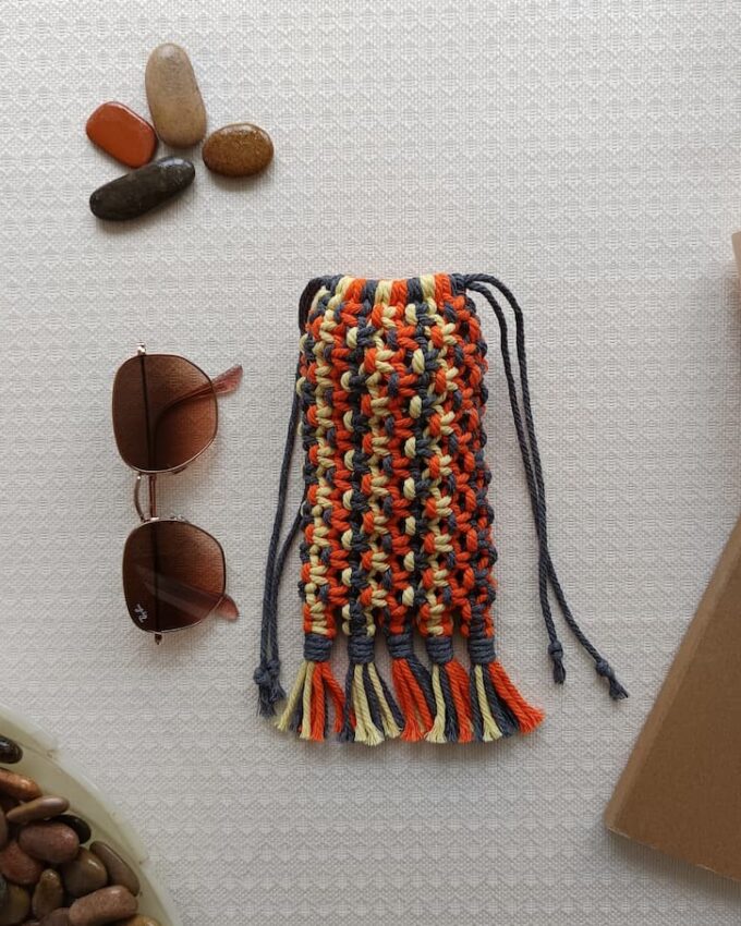 Funda de gafas de macramé gris y naranja con flecos