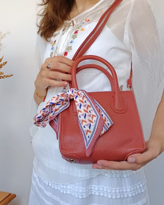 Bolso de cuero sintético marrón con pañuelo de adorno