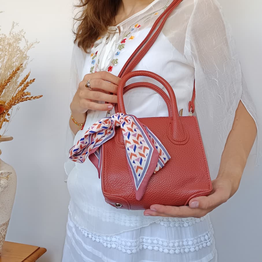 Bolso de cuero sintético marrón con pañuelo de adorno