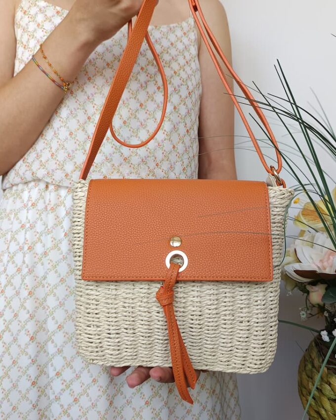 Bolso de rafia beige con solapa y asa de cuero sintético naranja