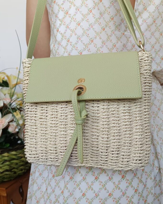 Bolso beige de rafia con solapa y asa verde manzana